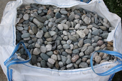 Kamenclub.ru: Галька речная окат (ассорти) фр. 50-100 мм. купить  в Махачкале галька природная округлая серая белая черная серая коричневая синяя галька речная окатанная округлая 6200 руб/т   фото КАМЕНЬ КЛУБ