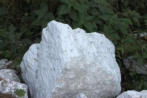 Kamenclub.ru: Мраморизированный известняк фр.500-1500 мм.  купить в Махачкале    10000 руб/т   фото КАМЕНЬ КЛУБ