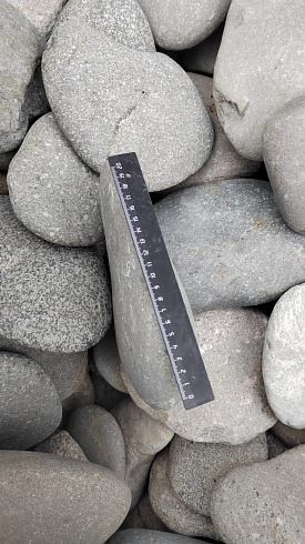 Kamenclub.ru: Галька речная плоская (темно-серая) фр. 70-150 мм. купить  в Махачкале галечник природный темно-серый серый синий речная плоская природная окатанная  9000 руб/т   фото КАМЕНЬ КЛУБ