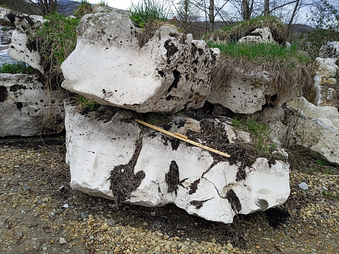 Kamenclub.ru: Выветренный известняк (степной) фр. 500-1500 мм.  купить в Махачкале    10000 руб/т   фото КАМЕНЬ КЛУБ