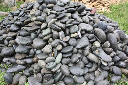 Kamenclub.ru: Темно-серый валунчик фр.100-300 мм.  купить в Махачкале крупный природный камень серый, темно-серый, светло-серый речная галька большого размера окатанная 4500 руб/т   фото КАМЕНЬ КЛУБ