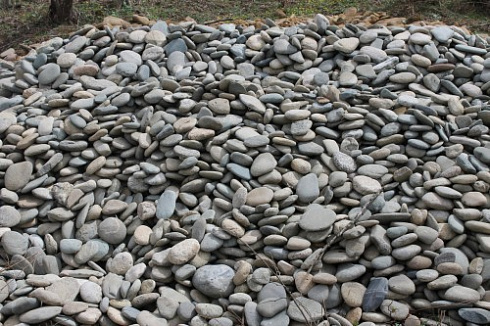 Kamenclub.ru: Галька речная плоская (ассорти) фр. 100-200-300 мм купить  в Махачкале галька галечник природный серый, белый темно-серый синий рыжий светло-серый природная галька плоская крупная 8000 руб/т   фото КАМЕНЬ КЛУБ