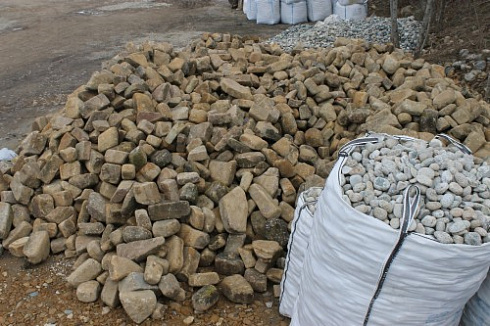 Kamenclub.ru: Песчаник для строительства и кладки блочный (фр 100-200 мм)  купить в Махачкале песчаник бежевый серый рыжий валун мелкий для строительства песчаник 6500 руб/т   фото КАМЕНЬ КЛУБ