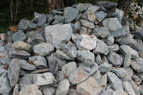 Kamenclub.ru: Гранит скальник (серо-зеленый) фр. 100-500 мм.  купить в Махачкале гранит зеленый, серый, салатовый крупный ландшафтный валун 6 000 руб/т   фото КАМЕНЬ КЛУБ