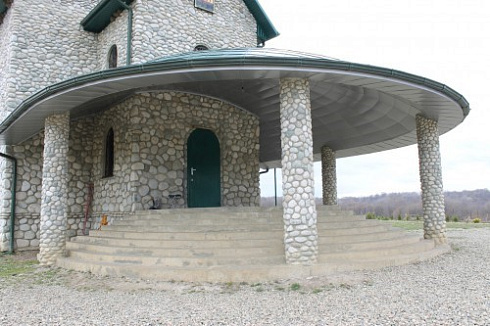 Kamenclub.ru: Галька речная плоская (бело-серая) фр. 100-200-300 мм. купить  в Махачкале галька речная плоская серый, белый, бело-серый, серо-белый речная галька плоская  9000 руб/т   фото КАМЕНЬ КЛУБ