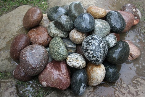 Kamenclub.ru: Галька окат (цветная картошка) фр. 50-100 мм. купить  в Махачкале галька природная окатанная серый белый цветной синий темно-серый коричневый округлый галечник окатанный 6800 руб/т   фото КАМЕНЬ КЛУБ