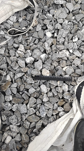 Kamenclub.ru: Щебень галтованный черный (мрамор) фр.40-70 мм.  купить в Махачкале мрамор черный с белыми прожилками, черный, белый щебень галтованный округлый 13500 руб/т   фото КАМЕНЬ КЛУБ