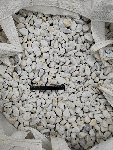 Kamenclub.ru: Мраморная крошка (щебень галтованный белый) фр.40-70 мм.  купить в Махачкале мрамор белый молочный айвори окатанный округлый природный камень 17000 руб/т   фото КАМЕНЬ КЛУБ