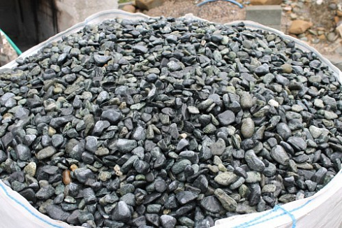 Kamenclub.ru: Щебень галтованный зеленый (змеевик) фр. 20-40 мм.  купить в Махачкале мрамор зеленый, салатовый оголтованный щебень мраморный 12500 руб/т   фото КАМЕНЬ КЛУБ