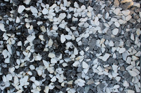 Kamenclub.ru: Мраморная крошка (щебень крошка микс : черный-белый) фр. 10-20 мм.  купить в Махачкале мрамор белый, черный каменная декоративная крошка ландшафтная 12000 руб/т   фото КАМЕНЬ КЛУБ