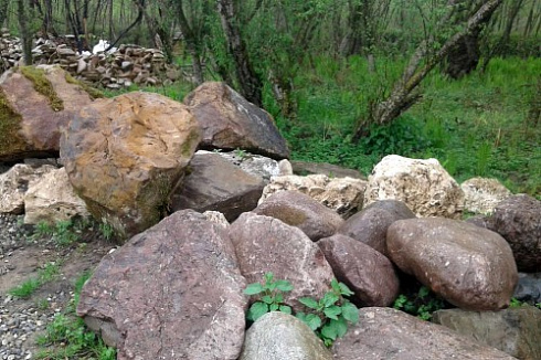 Kamenclub.ru: Конгломераты фр. 300-1000 мм.  купить в Махачкале кварц мрамор диабаз коричневый, серый зеленоватый речной валун крупный 6500 руб/т   фото КАМЕНЬ КЛУБ