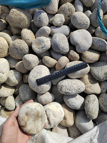 Kamenclub.ru: Галька речная окат (серо-белая) фр. 70-120 мм купить  в Махачкале галька галечник бело-серая, серо-белая, серая, белая речная природная галька  8000 руб/т   фото КАМЕНЬ КЛУБ