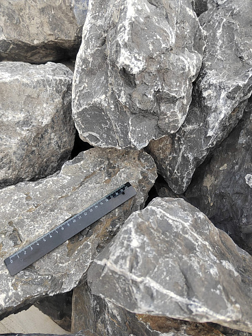 Kamenclub.ru: Черный мрамор скальник фр. 100-500 мм.  купить в Махачкале мрамор черный белый серый крупный колотый валун ландшафтный 8500 руб/т   фото КАМЕНЬ КЛУБ