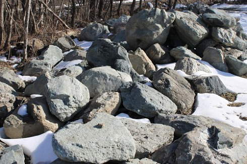 Kamenclub.ru: Гранит скальник (серо-зеленый) фр. 500-1500 мм.  купить в Махачкале гранит мрамор  серый зеленый темно-серый глыба скальная колотая ландшафтная 7 500 руб/т   фото КАМЕНЬ КЛУБ