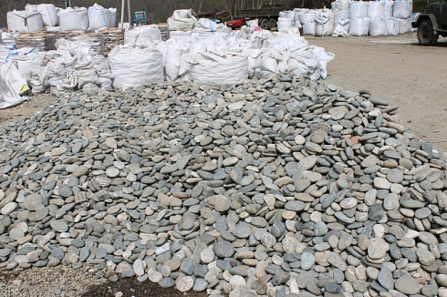 Kamenclub.ru: Галька речная плоская (серо-белая) фр. 70-120 мм. купить  в Махачкале галька галечник речной серый, белый окатанная плоская  природная галька 9000 руб/т   фото КАМЕНЬ КЛУБ