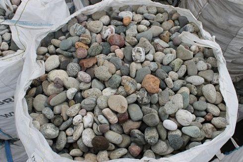 Kamenclub.ru: Галька окат (цветная картошка) фр. 50-100 мм. купить  в Махачкале галька природная окатанная серый белый цветной синий темно-серый коричневый округлый галечник окатанный 6800 руб/т   фото КАМЕНЬ КЛУБ
