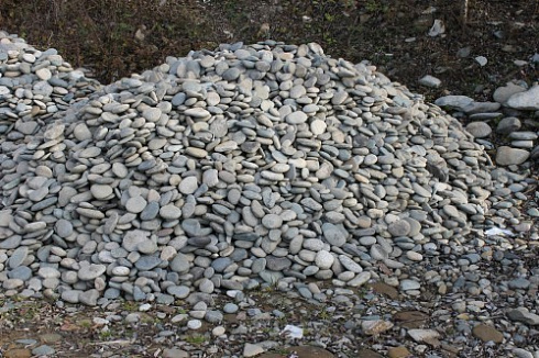 Kamenclub.ru: Галька речная плоская (ассорти) фр. 70-150 мм. купить  в Махачкале галька галечник серый белый темно-серый синий светло-серый плоская природная галька  9000 руб/т   фото КАМЕНЬ КЛУБ