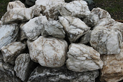 Kamenclub.ru: Мраморизированный известняк фр. 100-500 мм.  купить в Махачкале известняк серый белый темно-серый сероватый валун природного образования окатанный 10500 руб/т   фото КАМЕНЬ КЛУБ