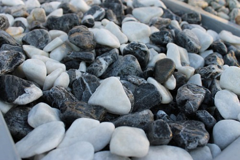 Kamenclub.ru: Мраморная крошка (щебень галтованный микс:: белый-черный) фр.20-40 мм  купить в Махачкале мрамор белый, черный мраморный галтованный щебень 15500 руб/т   фото КАМЕНЬ КЛУБ