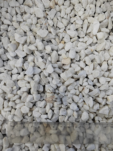 Kamenclub.ru: Мраморная крошка, щебень, цвет-белый, фр. 5-10 мм.  купить в Махачкале мрамор белый, айвори, молочный мраморная каменная крошка ландшафтная 12000 руб/т   фото КАМЕНЬ КЛУБ