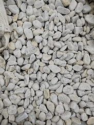 Kamenclub.ru: Мраморная крошка (щебень галтованный белый) фр.40-70 мм.  купить в Махачкале мрамор белый молочный айвори окатанный округлый природный камень 17000 руб/т   фото КАМЕНЬ КЛУБ
