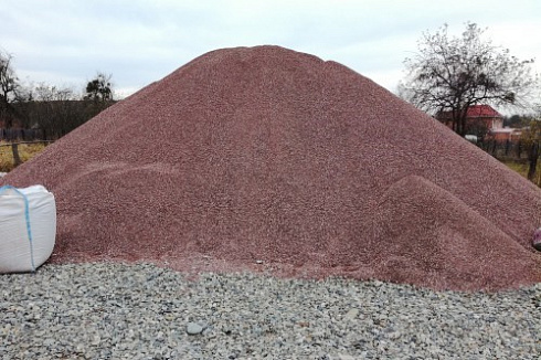 Kamenclub.ru: Мраморная крошка (щебень крошка розовый) фр. 5-10 мм.  купить в Махачкале мрамор розовый, красный щебень колотый ландшафтный декоративный  11000 руб/т   фото КАМЕНЬ КЛУБ