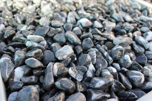 Kamenclub.ru: Щебень галтованный черный (мрамор) фр.10-20 мм.  купить в Махачкале мрамор черный с белыми прожилками, черный, белый окатанный округлый ландшафтный декоративный щебень 15000 руб/т   фото КАМЕНЬ КЛУБ
