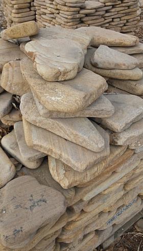 Kamenclub.ru: Песчаник пластушка галтованный желтый с рисунком (3 см)  купить в Махачкале плитняк - пластушка желтый песчаник 21000 руб/м3   фото КАМЕНЬ КЛУБ