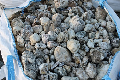 Kamenclub.ru: Кварцевый валунчик фр.100-300 мм.  купить в Махачкале кварц белый, бежевый молочный рыжий крупный природный камень галечник 7850 руб/т   фото КАМЕНЬ КЛУБ