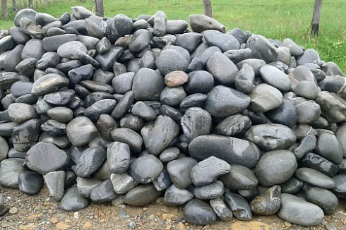 Kamenclub.ru: Темно-серый валунчик фр.100-300 мм.  купить в Махачкале крупный природный камень серый, темно-серый, светло-серый речная галька большого размера окатанная 4500 руб/т   фото КАМЕНЬ КЛУБ