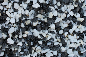Kamenclub.ru: Мраморная крошка (щебень крошка микс : черный-белый) фр. 10-20 мм.  купить в Махачкале мрамор белый, черный каменная декоративная крошка ландшафтная 12000 руб/т   фото КАМЕНЬ КЛУБ