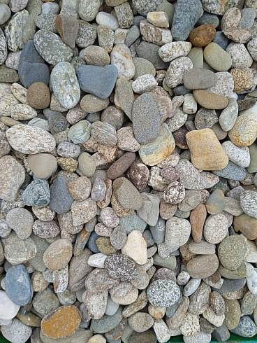 Kamenclub.ru: Галька горная речная окат (цветная) фр. 20-40 мм. купить  в Махачкале галька речная серый синий бежевый белый окатанная речная галька ландшафтная 6800 руб/т   фото КАМЕНЬ КЛУБ