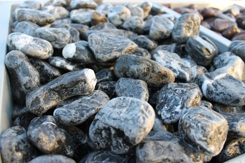 Kamenclub.ru: Щебень галтованный черный (мрамор) фр. 50-100 мм.  купить в Махачкале мрамор черный с белыми прожилками щебень ландшафтный мраморный 15000 руб/т   фото КАМЕНЬ КЛУБ