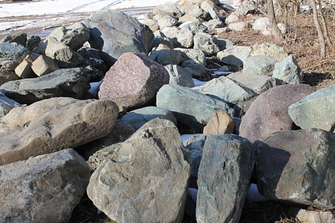 Kamenclub.ru: Гранит скальник (серо-зеленый) фр. 500-1500 мм.  купить в Махачкале гранит мрамор  серый зеленый темно-серый глыба скальная колотая ландшафтная 7 500 руб/т   фото КАМЕНЬ КЛУБ