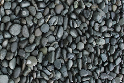 Kamenclub.ru: Галька речная окат (темно-серая) фр. 70-150 мм. купить  в Махачкале галька речная темно-серая, синяя, серая речная галька округлая  8000 руб/т   фото КАМЕНЬ КЛУБ