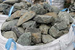 Kamenclub.ru: Гранит скальник (серо-зеленый) фр. 100-500 мм.  купить в Махачкале гранит зеленый, серый, салатовый крупный ландшафтный валун 6 000 руб/т   фото КАМЕНЬ КЛУБ