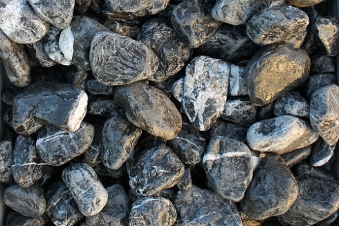 Kamenclub.ru: Щебень галтованный черный (мрамор) фр. 50-100 мм.  купить в Махачкале мрамор черный с белыми прожилками щебень ландшафтный мраморный 15000 руб/т   фото КАМЕНЬ КЛУБ