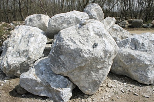 Kamenclub.ru: Мраморизированный известняк фр.500-1500 мм.  купить в Махачкале    10000 руб/т   фото КАМЕНЬ КЛУБ