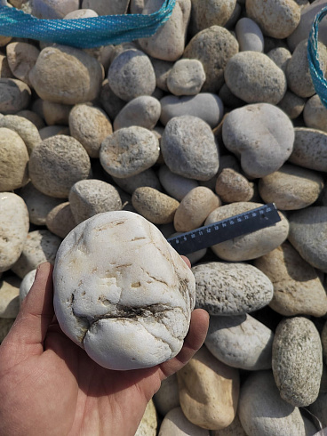 Kamenclub.ru: Галька речная окат (серо-белая) фр. 70-120 мм купить  в Махачкале галька галечник бело-серая, серо-белая, серая, белая речная природная галька  8000 руб/т   фото КАМЕНЬ КЛУБ