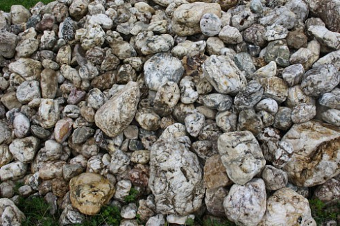 Kamenclub.ru: Кварцевый валунчик фр.100-300 мм.  купить в Махачкале кварц белый, бежевый молочный рыжий крупный природный камень галечник 7850 руб/т   фото КАМЕНЬ КЛУБ