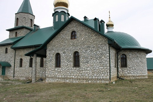 Kamenclub.ru: Галька речная плоская (бело-серая) фр. 100-200-300 мм. купить  в Махачкале галька речная плоская серый, белый, бело-серый, серо-белый речная галька плоская  9000 руб/т   фото КАМЕНЬ КЛУБ