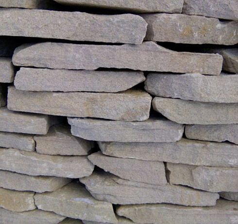 Kamenclub.ru: Песчаник пластушка светло-серый (4,0 - 6,0 см)  купить в Махачкале плитняк - пластушка светло-серый песчаник 12600 руб/м3   фото КАМЕНЬ КЛУБ