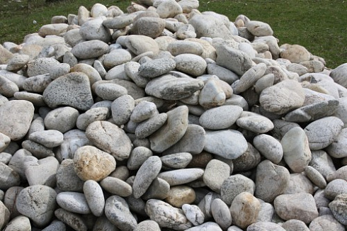 Kamenclub.ru: Бело-серый валунчик фр.100-300 мм.  купить в Махачкале крупный камень для ландшафта серый, белый бело-серый валун крупная галька 4500 руб/т   фото КАМЕНЬ КЛУБ