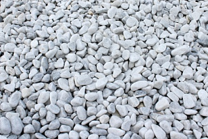 Kamenclub.ru: Мраморная крошка (щебень галтованный белый) фр.10-20 мм.  купить в Махачкале мрамор белый, молочный, айвори окатанный округлый декоративный ландшафтный щебень 17000 руб/т   фото КАМЕНЬ КЛУБ