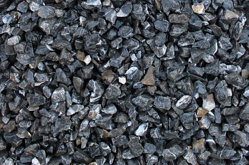 Kamenclub.ru: Щебень крошка черный (мрамор) фр. 20-40 мм.  купить в Махачкале мрамор черный с белыми прожилками мраморная каменная крошка 11000 руб/т   фото КАМЕНЬ КЛУБ