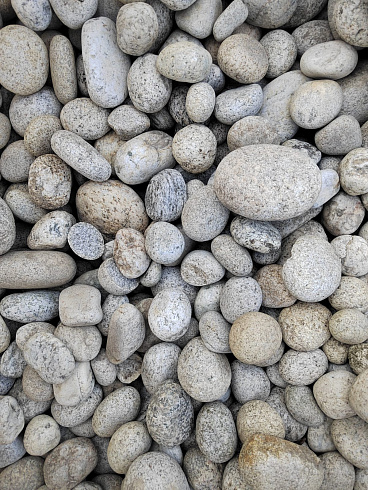 Kamenclub.ru: Галька речная окат (серо-белая) фр. 70-120 мм купить  в Махачкале галька галечник бело-серая, серо-белая, серая, белая речная природная галька  8000 руб/т   фото КАМЕНЬ КЛУБ