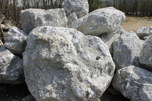 Kamenclub.ru: Мраморизированный известняк фр.500-1500 мм.  купить в Махачкале    10000 руб/т   фото КАМЕНЬ КЛУБ