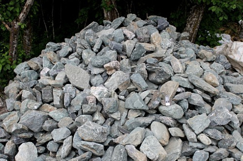 Kamenclub.ru: Гранит скальник (серо-зеленый) фр. 100-500 мм.  купить в Махачкале гранит зеленый, серый, салатовый крупный ландшафтный валун 6 000 руб/т   фото КАМЕНЬ КЛУБ