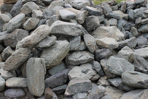 Kamenclub.ru: Гранит скальник (серо-зеленый) фр. 100-500 мм.  купить в Махачкале гранит зеленый, серый, салатовый крупный ландшафтный валун 6 000 руб/т   фото КАМЕНЬ КЛУБ