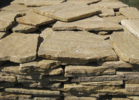 Kamenclub.ru: Песчаник пластушка желтый с рисунком (3 см)  купить в Махачкале песчаник желтый с рисунком, рыжий, желтый песчаник пластушка ландшафтная рваная 8 500 руб/м3   фото КАМЕНЬ КЛУБ